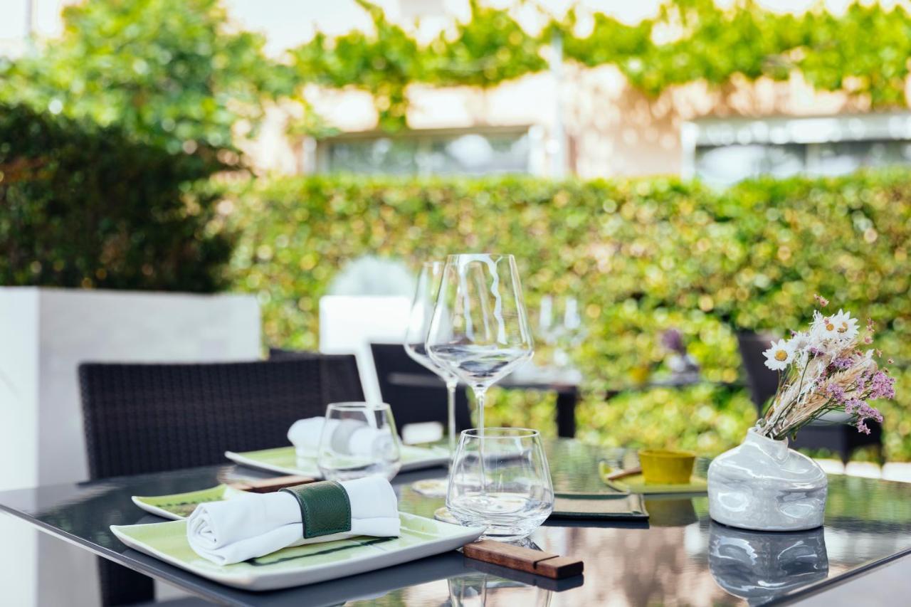 Le Carre D'Alethius Logis Hotel Restaurant Charmes-sur-Rhone Exterior foto