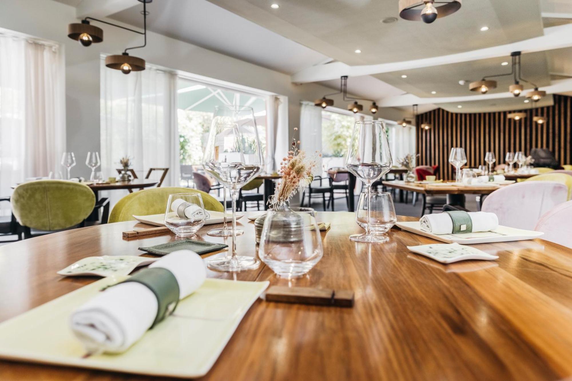 Le Carre D'Alethius Logis Hotel Restaurant Charmes-sur-Rhone Exterior foto