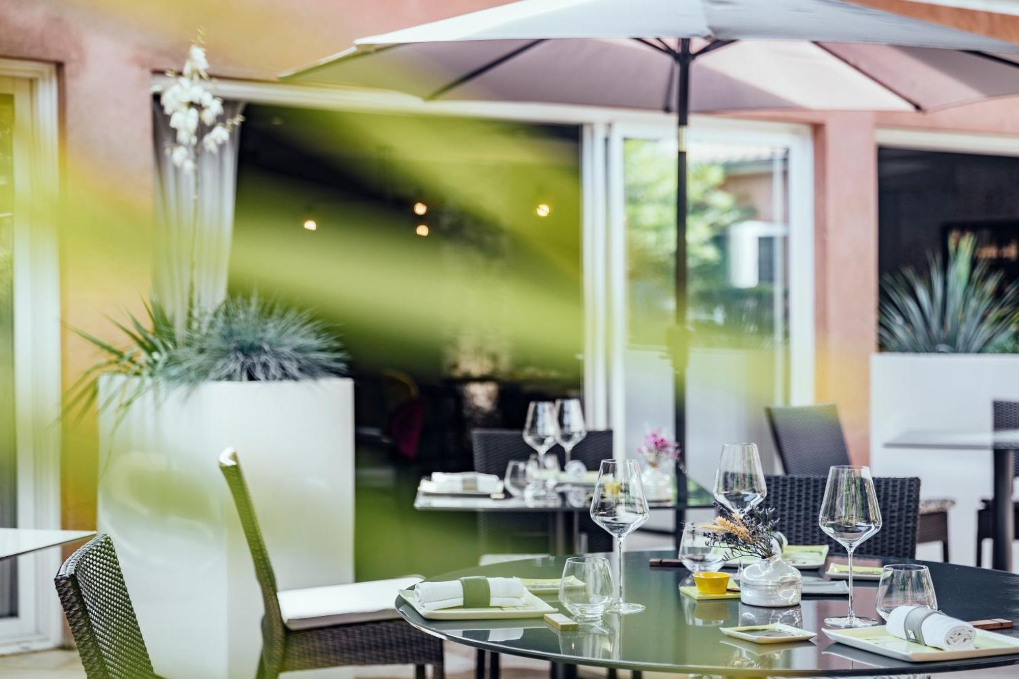 Le Carre D'Alethius Logis Hotel Restaurant Charmes-sur-Rhone Exterior foto