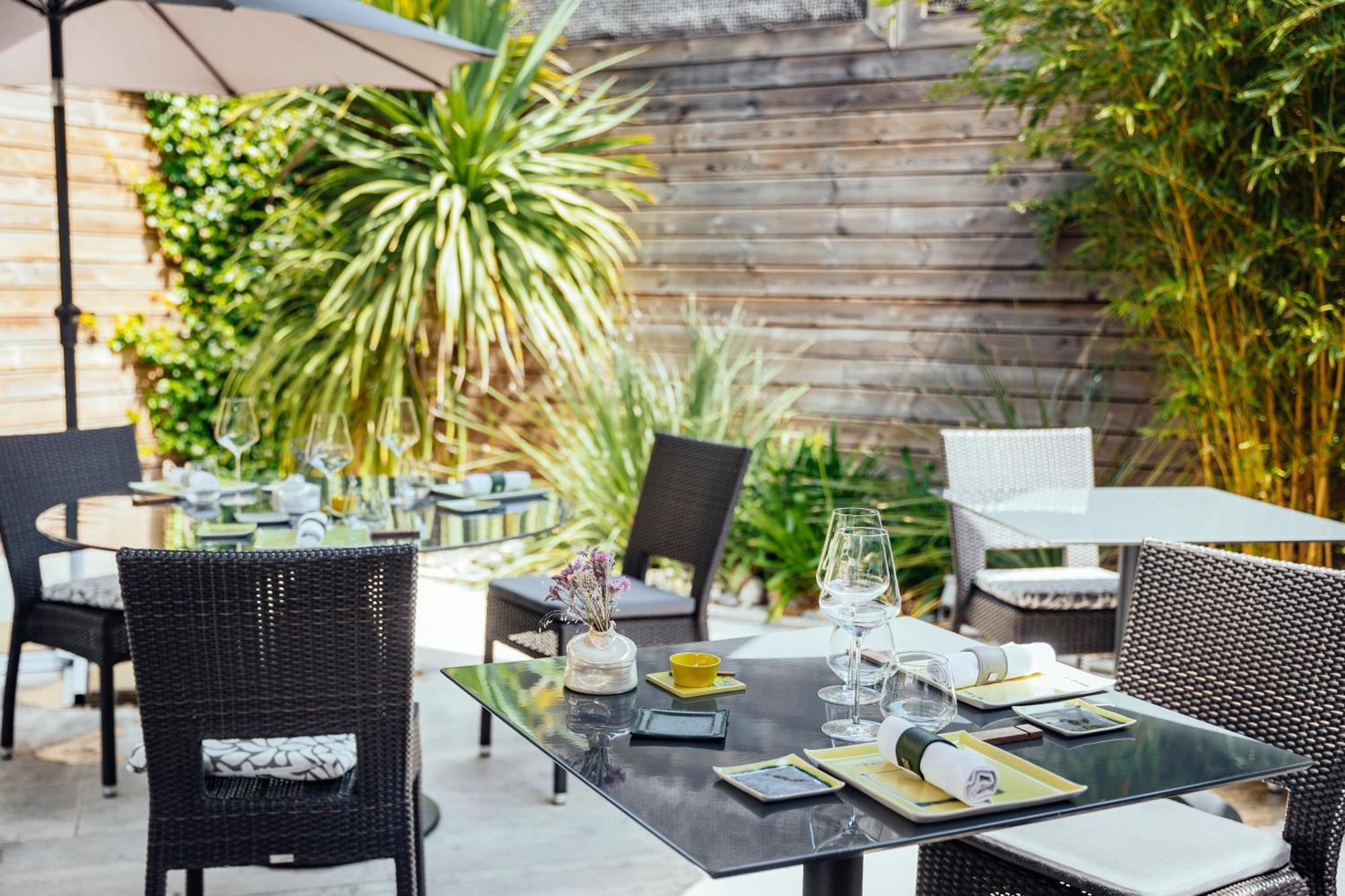 Le Carre D'Alethius Logis Hotel Restaurant Charmes-sur-Rhone Exterior foto